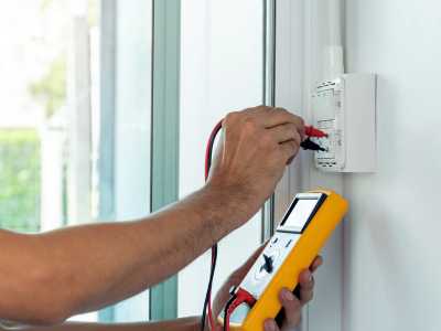 Electrician Diagnosis Cause of Electrical Outlet Failure